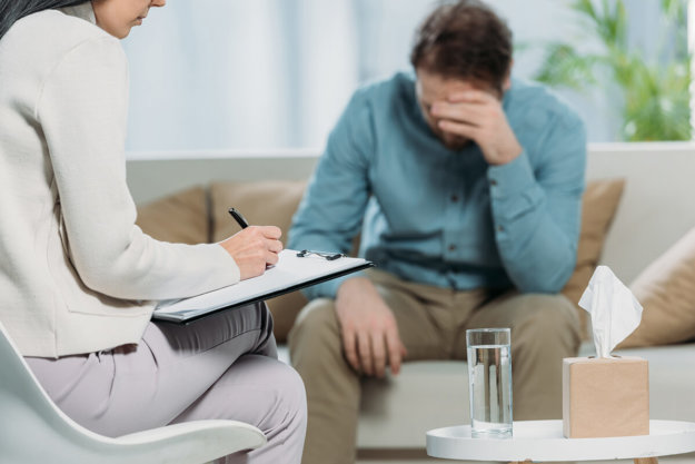 dual diagnosis treatment program man meeting with a therapist as part of a dual diagnosis treatment program