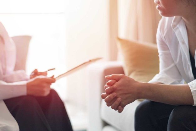 woman talking to therapist about luxury dual diagnosis treatment